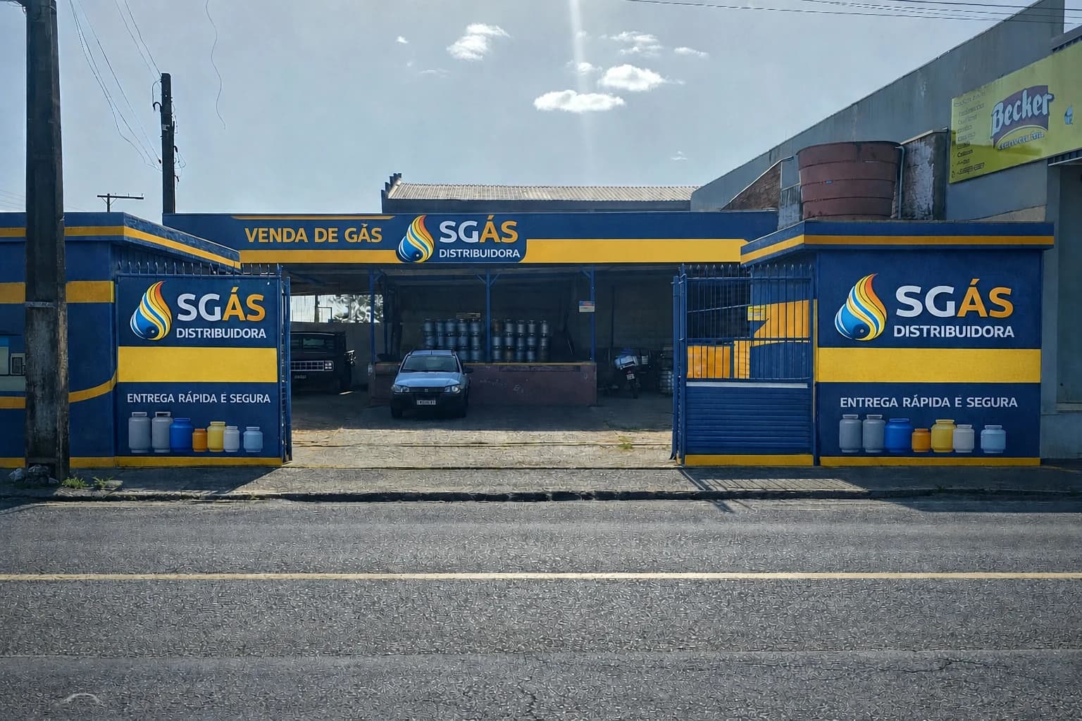 Fachada real da SGÁS Distribuidora, com estoque e veículos no bairro Mato Alto, em Araranguá.